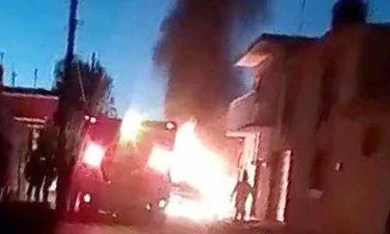 ¡Balean y prenden fuego a una casa en Loreto; muere la mama y el padre y 3 niños resultan con quemaduras!