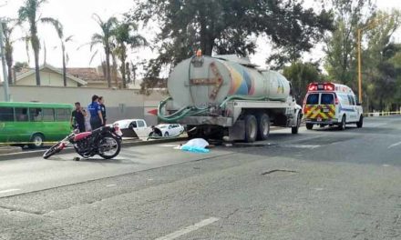 ¡Muere joven motociclista al estrellarse contra un camión cisterna en Aguascalientes!