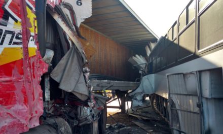 Se atiende reporte de hecho de tránsito terrestre entre un camión y un tráiler en el municipio de Rincón de Romos