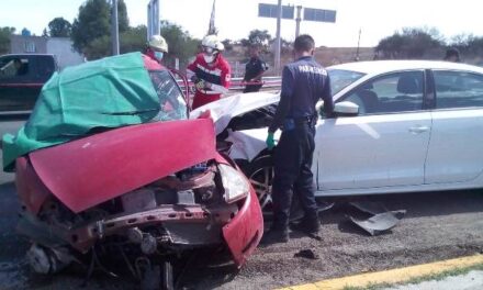 ¡1 muerto y 3 lesionados tras choque entre 2 autos en Aguascalientes!