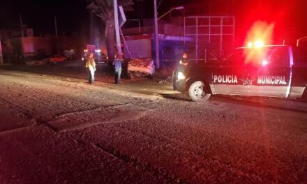 ¡Auto chocó contra un poste de la CFE en Aguascalientes: 1 muerta y 1 lesionado!