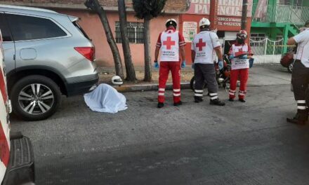 ¡Motociclista murió tras caer y golpearse contra una camioneta en Aguascalientes!