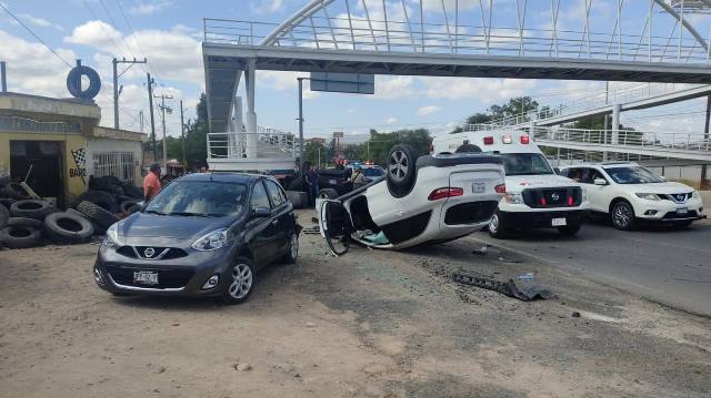¡2 lesionados dejó choque-volcadura entre 3 vehículos en Lagos de Moreno!