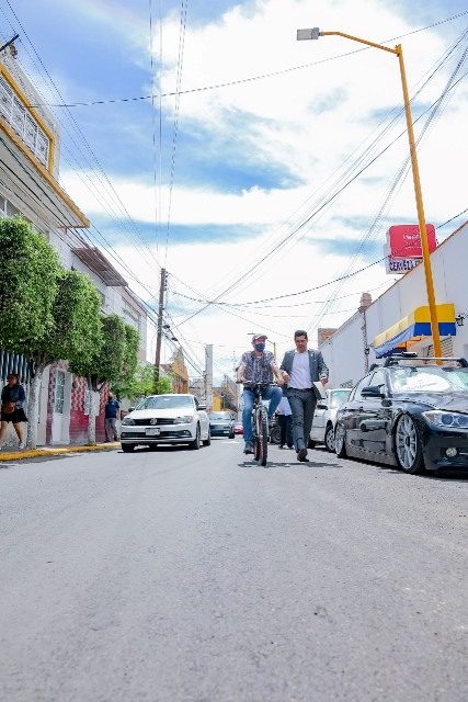 ¡El presidente municipal Leonardo Montañez supervisó obras de sobrecarpeta asfáltica en la calle Larreategui!