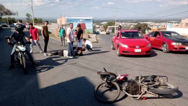 ¡Choque entre 2 motocicletas en Lagos de Moreno dejó 3 lesionados!