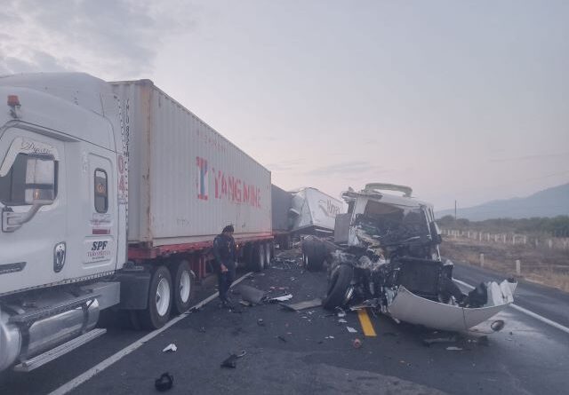 ¡Choque entre dos camiones quinta rueda en Saín Alto dejó un chofer ...