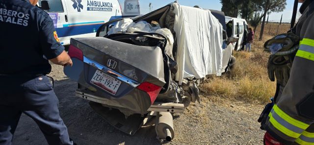¡Un choque entre un auto y una combi de transporte público en la ...