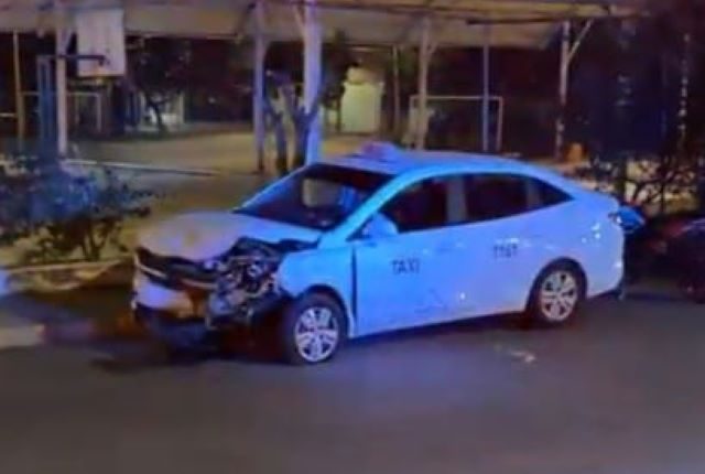 ¡5 lesionados dejó choque frontal entre un auto particular y un taxi en ...