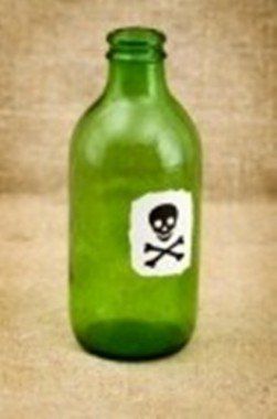 4405666-poco-verde-botella-con-etiqueta--calavera-y-tibias-cruzadas