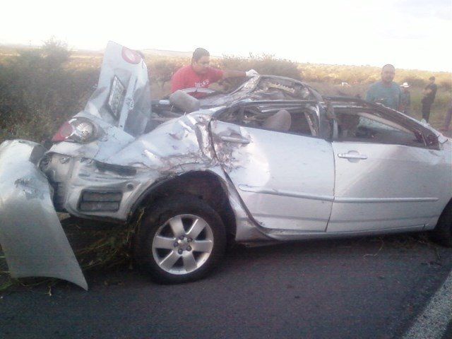 DESTROZADO CONCLUYO EL AUTOMOVIL DESPUES DE VOLCAR