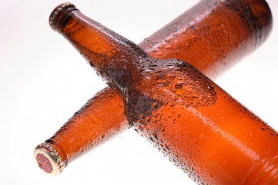 fondo-blanco--una-botella-de-cerveza--alimentos-bebidas--botellas-de-cerveza_3114193