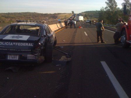 foto3-la unidad de la policai federal resibio el impacto en la prte tarsera.