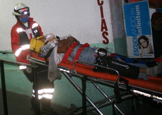 foto3-paramedicos de cruz roja atendieron al afectado.