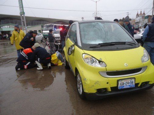 foto4-el vehiculo prtesento da+¦os en el parabrisas y quedo asegurado.